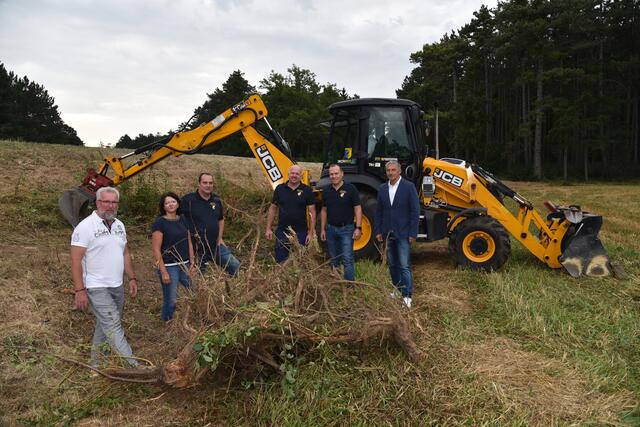 Stadtrat Gerhard Windbichler, Ortsvorsteherin Gemeinderätin Petra Kargl, Feuerwehrmitglieder der FF Ternitz-Raglitz mit Kommandant Roman Kargl und Bauhofleiter Bernhard Feurer. | Foto: Stadtgemeinde Ternitz