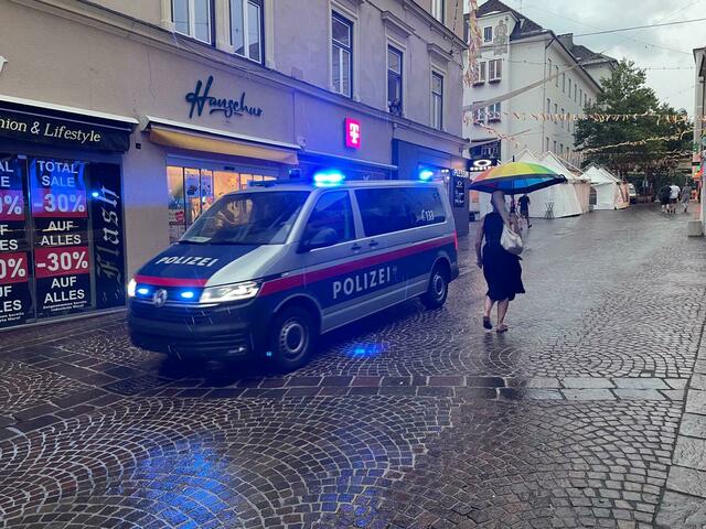 Polizei sorgt für die Räumung des Geländes. | Foto: MeinBezirk.at