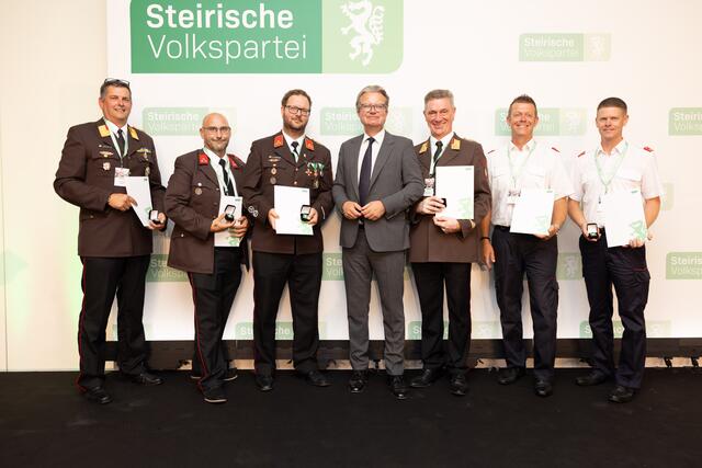 Landeshauptmann Christopher Drexler (m.) hat Ehrenamtliche aus der gesamten Steiermark ausgezeichnet. | Foto: STVP/Benjamin Gasser