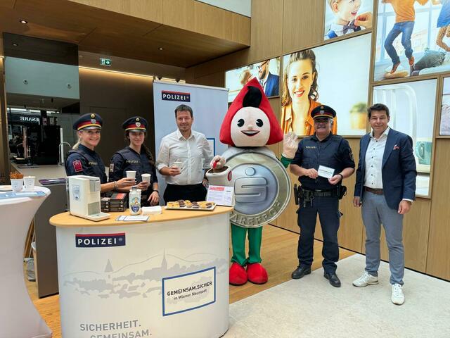 Revierinspektorin Claudia Reisner, Sicherheitskoordinatorin Theresa Lammer, Filialleiter Martin Haas, Sparefroh, Gruppeninspektor Christian Horvath, VDir. Mag. (FH) Christian Spitzer. | Foto: Wiener Neustädter Sparkasse