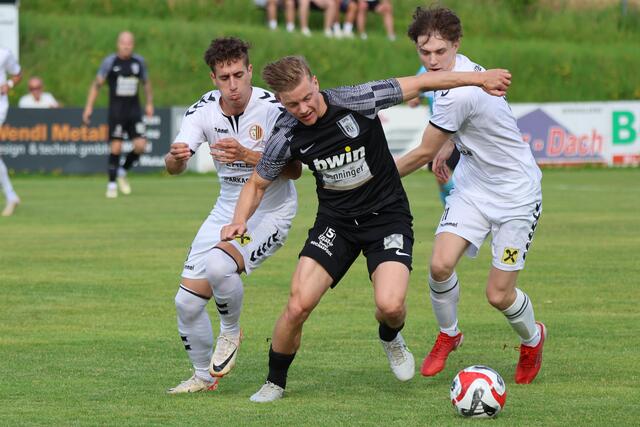 Die SPG Utzenaich/Antiesenhofen (in Schwarz) und der USV Neuhofen holten in ihren Bezirksligen den Titel. Die Erwartungen der beiden Aufsteiger sind allerdings etwas unterschiedlich.  | Foto: Reinhard Schröckelsberger