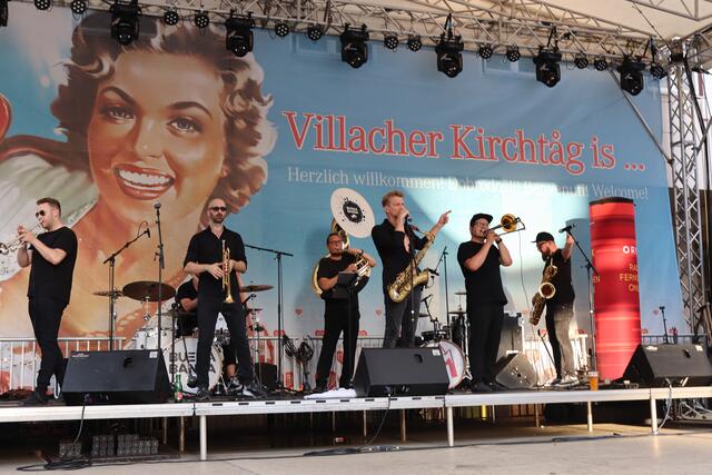 Die Band Buena Banda sorgte am Rathausplatz für Stimmung. | Foto: MeinBezirk.at
