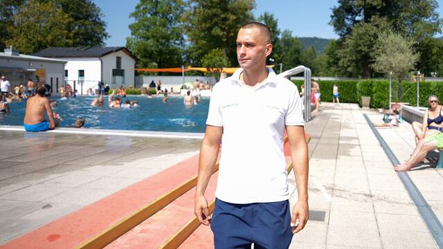 Bademeister Markus Windischbauer achtet auf seine Badegäste. | Foto: Stefan Schubert