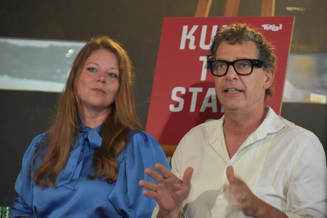 Kulturexpertin Natascha Müllauer und Gregor Bloéb, Künstlerischer Leiter bei den Tiroler Volksschauspielen.