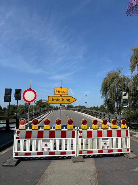 Die Alte Innbrücke ist für den Verkehr gesperrt.  | Foto: Franz Gruber