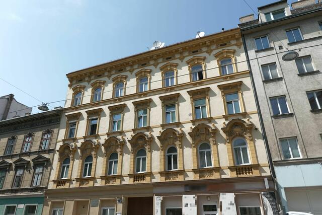 In diesem Gebäude soll eine 29-Jährige durch Messerstichen ermordet worden sein. | Foto: Maximilian Spitzauer/MeinBezirk