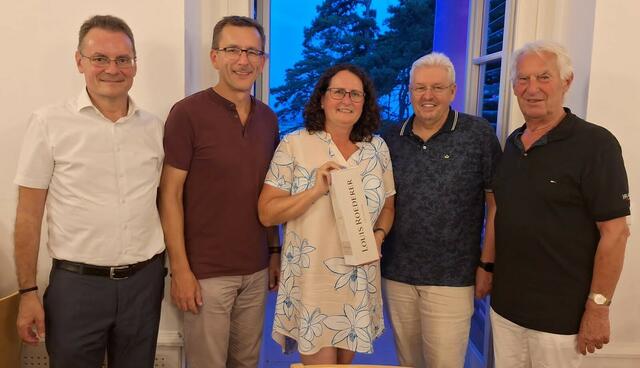 Siegerteam der Schätzfrage mit Kurt Altenburger (links) und Präsident Hans Skarits (links)