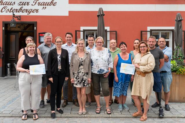 1. Reihe: Lena Puchner, Bgm. Manuela Zebenholzer, Petra Mandl floral-kreativ, Birgit Wodon, Helga Sonnleitner Gasthaus Osterberger, gGR Petra Mandl, Hubert Mandl
2. Reihe: Isabella Jagersberger Gemeinde Bauhof, Vizebgm. Walter Holzknecht, gGR Martin Helm, Franz Bürscher Innovationsservice, Josef Huber vita-bene, Katharina Hinterreither Braubogen, Hannes Schwarzlmüller Konditormeister | Foto: Dorf- & Stadterneuerung