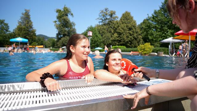 Marie und Mavie sind, zumindest wenn das Wetter passt, eigentlich täglich im AYA-Bad. | Foto: Stefan Schubert