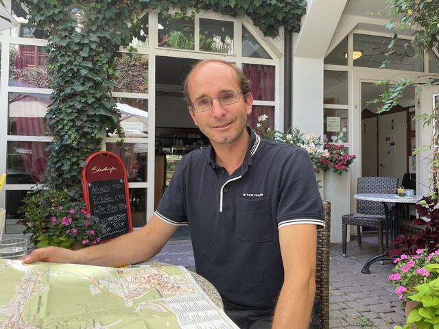 Albrecht Oppitz erklärt, dass es eine Kleindenkmälerkarte für Purkersdorf gibt. | Foto: Nina Taurok