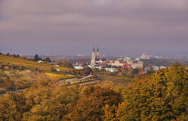 Der Blick auf das Stift Klosterneuburg. | Foto: Wienerwald Tourismus_Andreas Hofer_2021