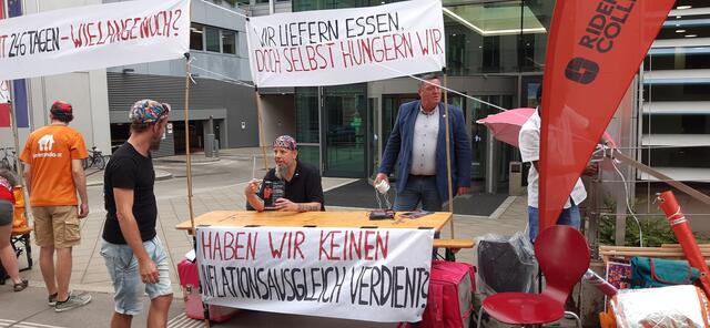 Arbeitnehmerverter der Fahrradboten versammelten sich am Donnerstag vor der WKO-Zentrale in Wien. | Foto: Vida