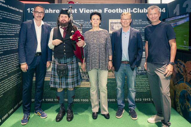 Vienna-Historiker Alexander Juraske, Dudelsackspieler Peter Dobiasch, Kuratorin Milli Segal, Q19-Hausherr Gernot Jung und Vienna-Präsident Kurt Svoboda (v.l.n.r.) | Foto: First Vienna FC 1894