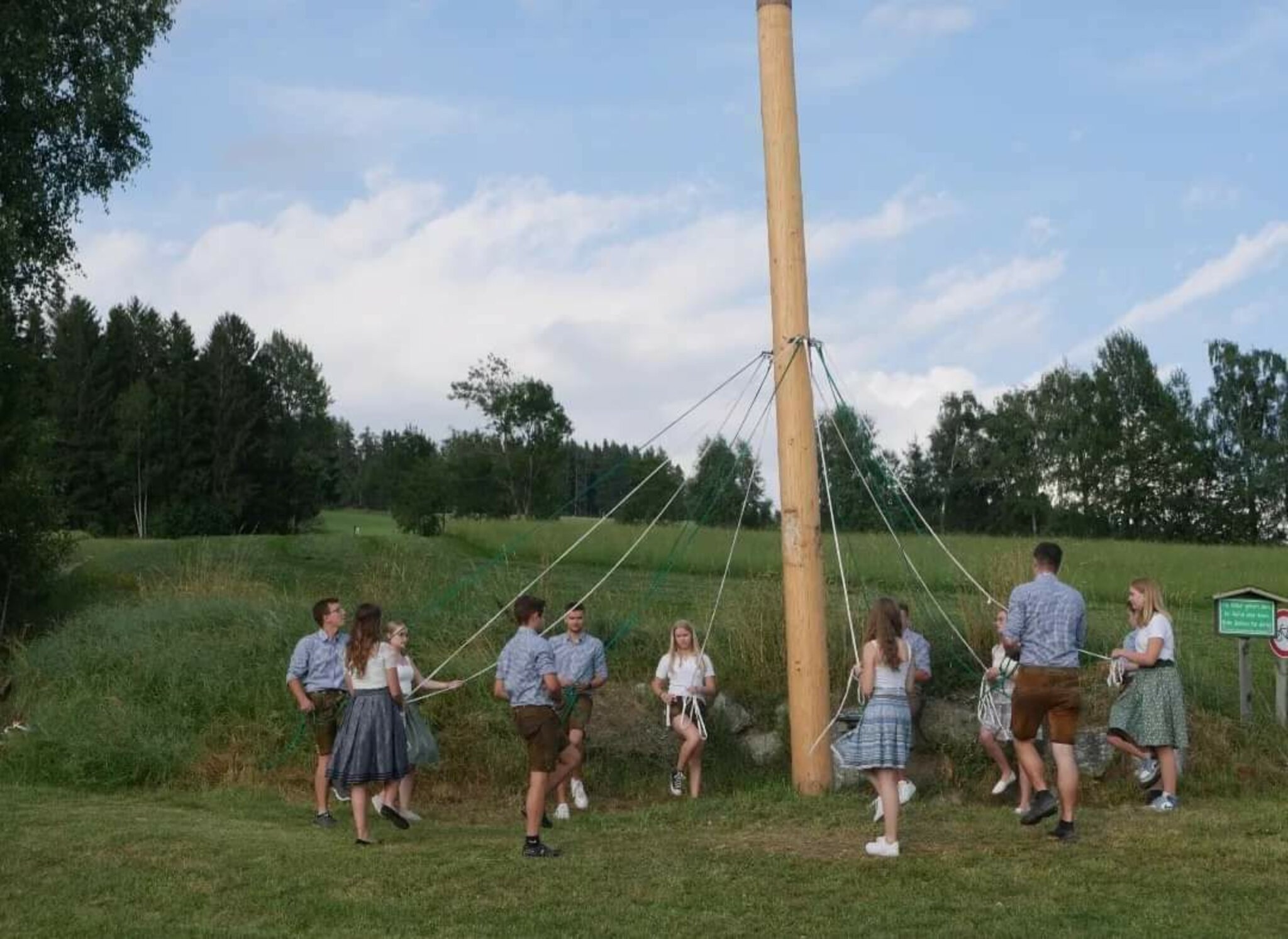 D-mmerschoppen-Bandltanz-und-Maibaumumschneiden