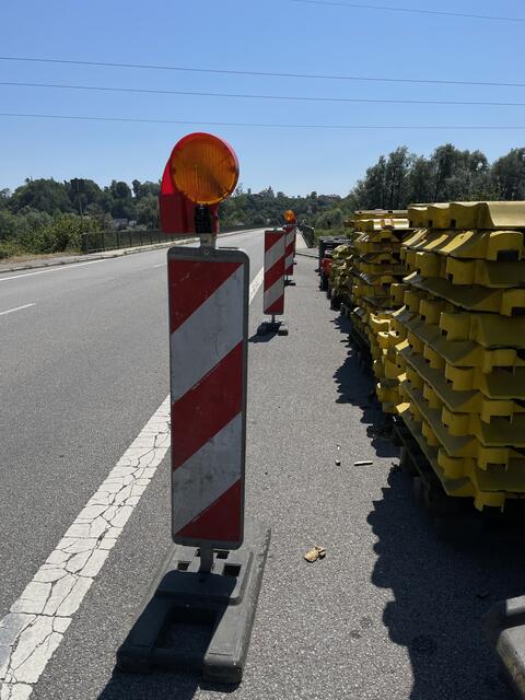 Die Innbrücke in Obernberg ist von 19. bis 31. August komplett für den Verkehr gesperrt.  | Foto: BRS/Doms