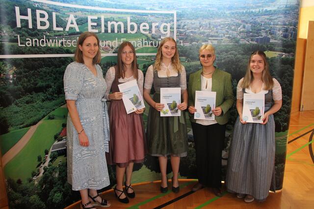 Elternverein Obfrau Lisa Harrer, Marlene Karnitscher, Juliana Mallinger, Sophia Deimel und Katrin Franzmeier (v.l.) | Foto: HBLA Elmberg