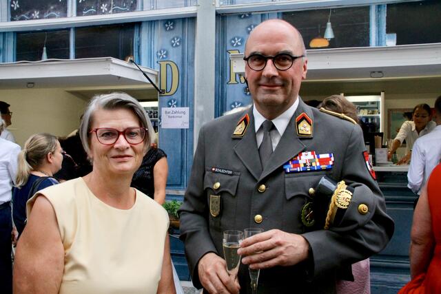 Waltraud Müllner-Toifl und ABC Chef Oberst Jürgen Schlechter.