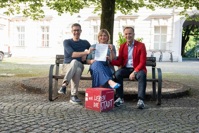 Leistbares Wohnen als Zielsetzung im Arbeitsübereinkommen 2024-2029
(v.l.n.r.: Bürgermeister-Stellvertreter Kay-Michael Dankl, Planungsstadträtin Anna Schiester, Bürgermeister Bernhard Auinger) | Foto: Stadt Salzburg/Rocio Escabosa