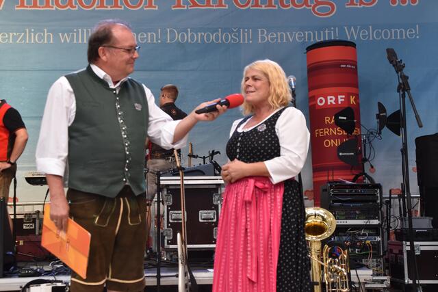Arnulf Prasch und Villacher Kirchtagsobfrau Vizebürgermeisterin Gerda Sandriesser (SPÖ) auf der großen Showbühne am Rathausplatz. | Foto: MeinBezirk.at