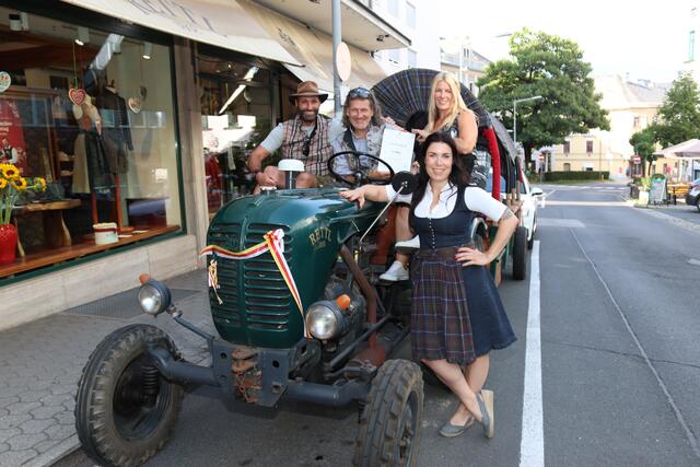 Helmut (l.) und Petra (r. oben) sind das heurige Rettl Kirchtagspärchen. Thomas Rettl (Mitte) und Sabine Huber (Geschäftsstellenleitung RegionalMedien Villach) gratulierten herzlich. | Foto: MeinBezirk.at