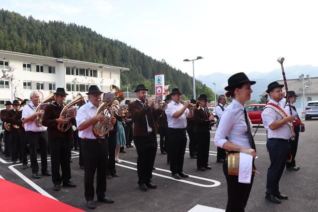 Die gesamte BMK Mühltal kam in die Wildschönau, um der Familie Stadler zu gratulieren und ein Ständchen zu spielen. | Foto: Nimpf