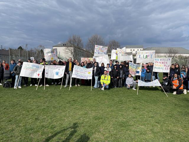 Gegen Containerklassen auf dem Sportplatz in der Afritschgasse wurde protestiert. | Foto: Luise Schmid