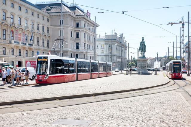 Die Linie 71 (hier zu sehen) und Bim-Linie 11 mussten kurzgeführt werden. (Archiv) | Foto: Manfred Helmer
