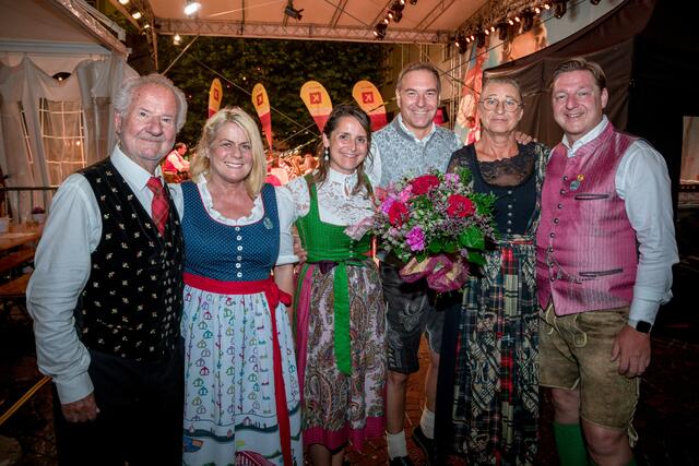 Die Familie Tosoni bereichert seit 50 Jahren den Villacher Kirchtag mit ihrem Engagement. Für diese Treue wurde die Familie von Bürgermeister Günther Albel und Vizebürgermeisterin Gerda Sandriesser geehrte. 