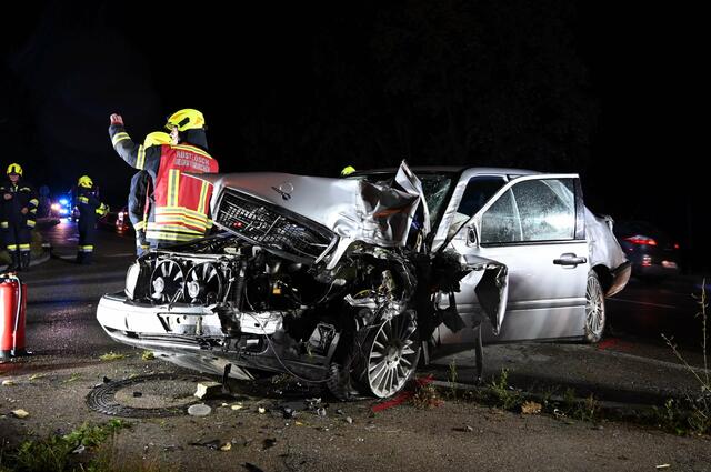 PKW kam von Straße ab und fuhr gegen eine Mauer.
