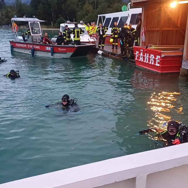 Nach einer Tauchsuchkette konnte die Person durch die Einsatztaucher im See gefunden und geborgen werden.  | Foto: Wasserrettung St. Gilgen am Wolfgangsee
