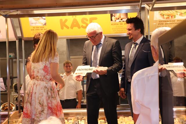 Eine symbolische Schlüsselübergabe durfte am Vorabend der Neueröffnung nicht fehlen.  | Foto: Nimpf