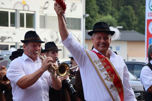 Sichtlich amüsiert dirigierte Vorstandvorsitzender Hans K. Reisch die BMK Mühltal.  | Foto: Nimpf