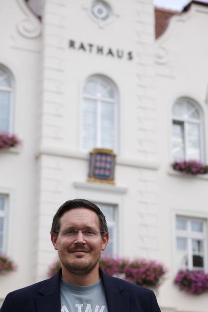 Stadtvize Johann Gansterer (Grüne) vertrat den Bürgermeister. Dabei kam ihm eine Idee zur Müllvermeidung im Grünen. | Foto: Santrucek