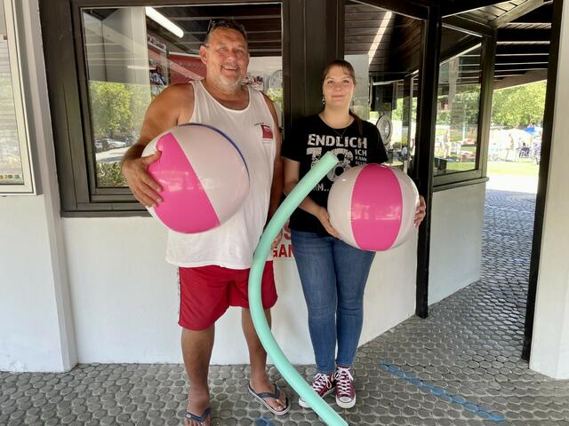 Parkbadleiter Georg Michel und Ferialpraktikantin Janina Krems | Foto: Michalka