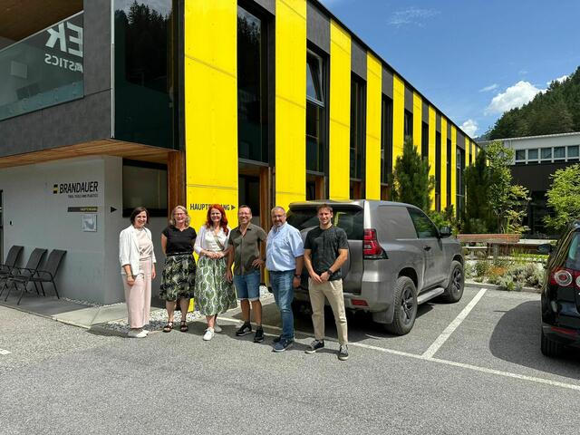 V.l.: Anita Siller, Elke Brandauer, LR Cornelia Hagele, GF Raimund Brandauer, Bgm. Telfes Peter Lanthaler und Benedikt Auer | Foto: Tiroler Wirtschaftsbund