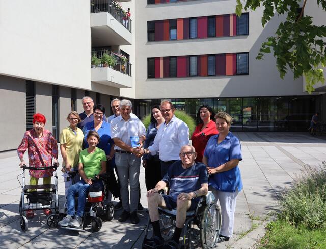 Große Freude im PBZ Wolkersdorf: Franz Josef Schwelle, Wolfgang Seltenhammer, Pflegedirektorin Lisa-Jessica Gettinger, Elisabeth Ludwig, Ottilia Dorfer, Petra Petz, Josef Regner, Kaufmännischer Direktor
Andreas Strobl, Lisi Antos und Birgit Kitz. | Foto: PBZ Wolkersdorf