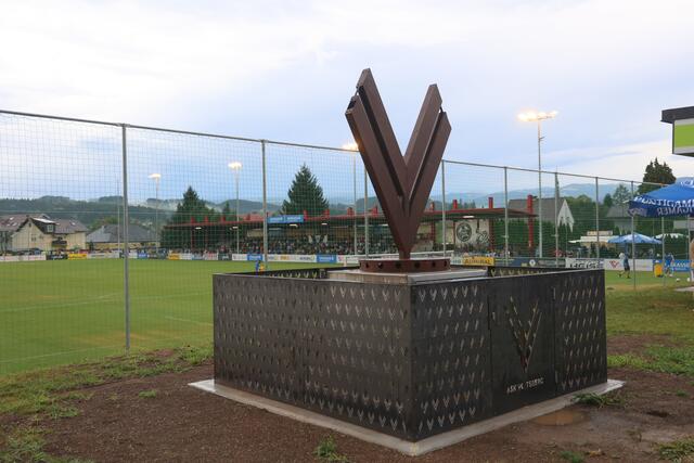 Das neue Emblem der Voitsberger wurde sogar aus Stahl fabriziert. | Foto: GEPA-Pictures
