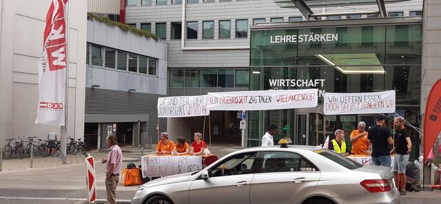 Den ganzen Donnerstag über wurde vor der WKO-Zentrale protestiert. | Foto: Vida
