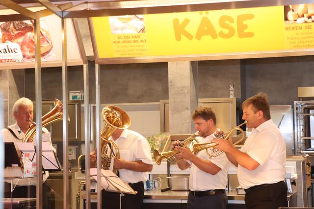 Ein kleiner Auszug der BMK Mühltal spielte während der Ansprachen hinter der Theke, bevor draußen eine große Überraschung auf die Familie Stadler wartete. | Foto: Nimpf