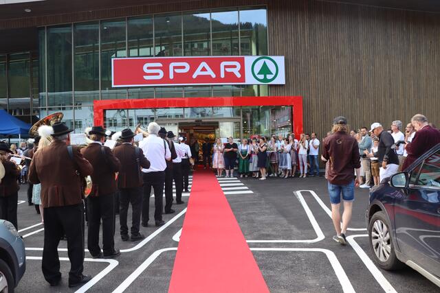 Am Vorabend der Wiedereröffnung am 1. August, feierten viele vorab den gelungenen Umbau im Spar-Supermarkt.  | Foto: Nimpf