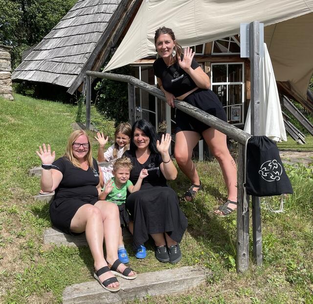 Teil des Kernteams der "Sobother Zukunft": Schriftführerin Jasmin Tratinek, Obfrau Lisa Wetl und Medienreferentin-Stv. Sabine Zigler vor dem Jakobihaus im Bergdorf Soboth. | Foto: Susanne Veronik