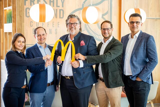 McDonald’s Franchisenehmer Michael Kühlwein und sein Team freuen sich über die Wiedereröffnung am 1. August 2024 des modernisierten Restaurants im Airportcenter in Wals.  | Foto: McDonald’s Österreich