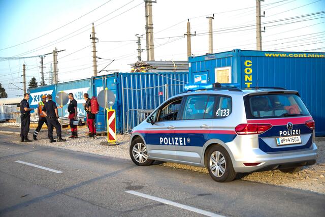 Schwerer Unfall mit ICE befürchtet: Person auf den Gleisen in Marchtrenk löste Großeinsatz aus. | Foto: laumat.at
