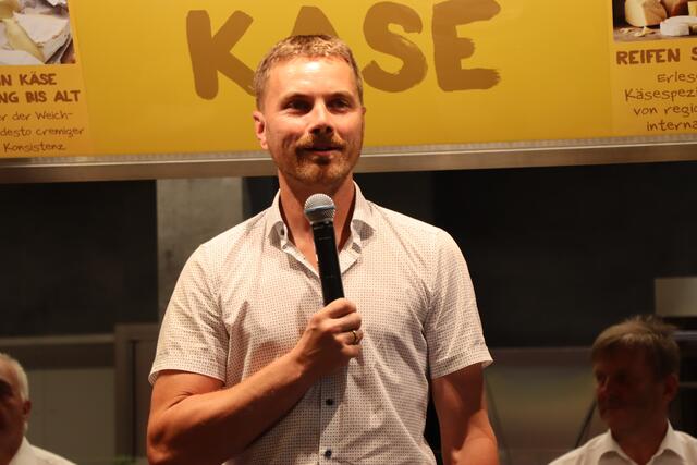 Bürgermeister Hannes Eder sprach ebenfalls Glückwünsche aus.  | Foto: Nimpf