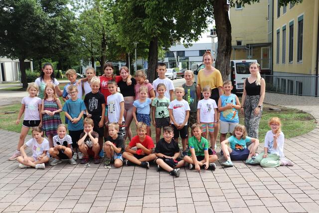Beatrix Hütter (letzte Reihe li) und ihr Team gestalteten eine Ferienwoche mit Sport, Spiel, Spaß und sozialen Werten.  | Foto: Edith Ertl
