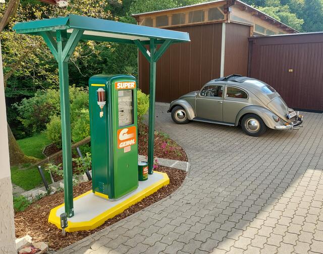 Diese Antike Tankstelle ist Ende der 60er in Herzogenburg abgebaut worden und steht jetzt am Gelände des Sammlers im Pielachtal. | Foto: Thomas Braun