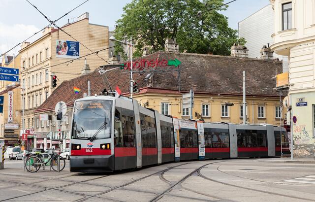 Wegen eines Polizeieinsatzes im Bereich Brunnengasse (16. Bezirk) fährt die Linie 2 derzeit nur zwischen Friedrich-Engels-Platz und Josefstädter Straße bzw. Johann-Nepomuk-Berger-Platz und Dornbach.  | Foto: Manfred Helmer