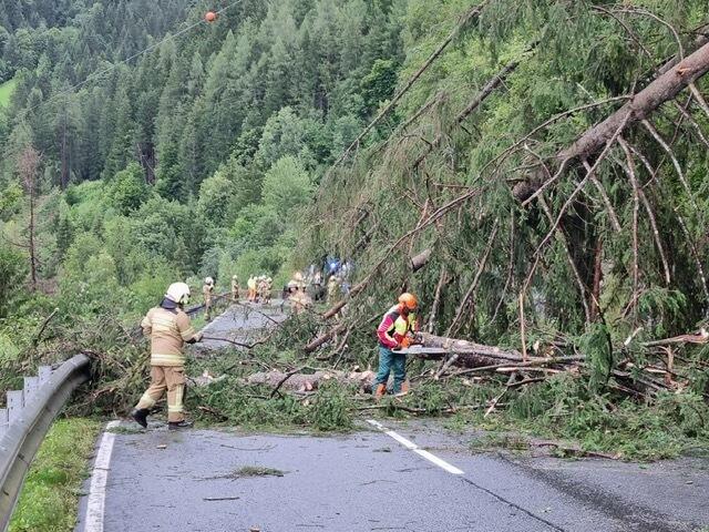 Die L109 war für mehrere Stunden komplett gesperrt. | Foto: FF St. Johann im Pongau