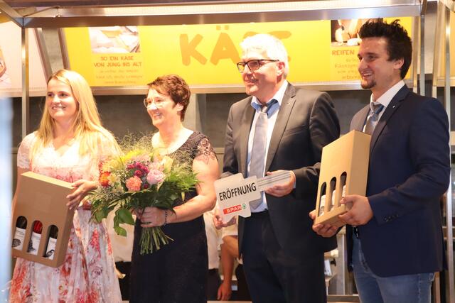 Spar-Geschäftsführerin Patricia Sepetavc mit der Familie Stadler: Barbara, Walter und Daniel Stadler (v.l.) bei der symbolischen Schlüsselübergabe. | Foto: Nimpf