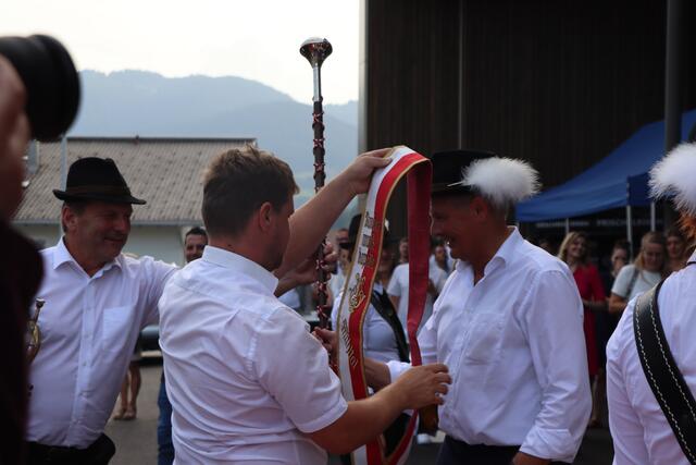 Spar-Vorstandvorsitzender Hans K. Reisch bekam kurzerhand selbst den Dirigentenstock in die Hand gedrückt. | Foto: Nimpf